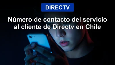 Cliente frustrado llamando al servicio de DIRECTV Chile desde su teléfono móvil en un entorno oscuro.