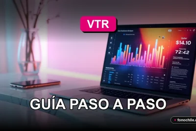Una computadora portátil moderna mostrando gráficos abstractos de colores, con un teléfono inteligente descansando sobre una mesa de madera clara, representando el acceso a la sucursal virtual VTR.