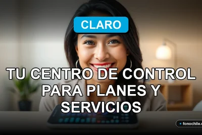 Una mujer latina sonríe con confianza mientras usa la aplicación Claro en su teléfono inteligente, que descansa sobre una mesa de madera clara.