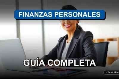 Una mujer latina sonríe con confianza en una oficina moderna, representando el concepto de asesoría financiera personalizada para 2026.