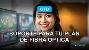 Una mujer latina sonriente, representante de atención al cliente de GTD, en un entorno profesional moderno.