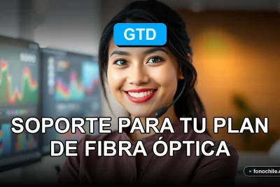 Una mujer latina sonriente, representante de atención al cliente de GTD, en un entorno profesional moderno.