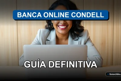 Una mujer latina sonríe con confianza mientras usa la banca en línea de Condell en su computadora portátil, mostrando gráficos abstractos en la pantalla.