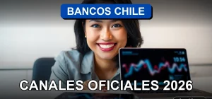 Una mujer latina sonriente, representando el servicio al cliente de los bancos en Chile, con un teléfono inteligente mostrando gráficos abstractos en su escritorio.