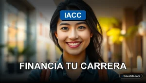 Estudiante universitaria sonriente con beca IACC en fondo desenfocado de campus