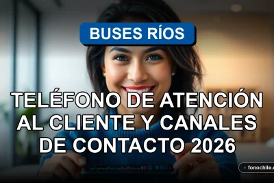 Una mujer hispana sonriente, representando el servicio de atención al cliente de Buses Ríos, con un teléfono inteligente mostrando gráficos abstractos en una mesa.