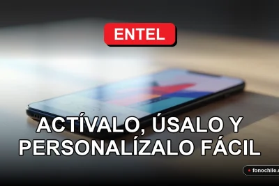 Teléfono inteligente moderno con pantalla que muestra gráficos abstractos de colores, reposando sobre una mesa de madera clara, representando el servicio de buzón de voz de Entel.