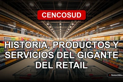 Vista aérea de un moderno hipermercado Cencosud, con carritos de compras y pasillos llenos de productos, iluminación cálida.