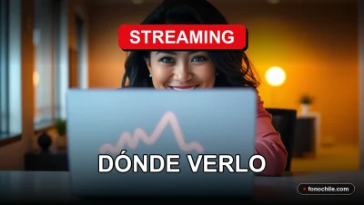 Una mujer latina sonríe mientras mira una pantalla con gráficos de colores, representando la plataforma de streaming para cine chileno.