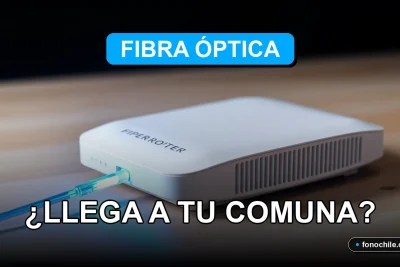 Un moderno router de fibra óptica con luces LED azules sobre un escritorio de madera, junto a un cable de fibra óptica brillante que emana un haz de luz azul.