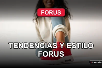 Mujer sonriente con zapatos de tendencia 2026 de la colección Forus en fondo minimalista