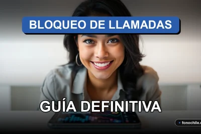 Una mujer latina sonríe con confianza mientras usa su teléfono inteligente en un ambiente moderno y seguro.
