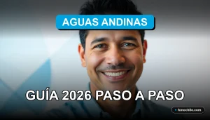 Hombre hispano sonriendo con confianza, fondo azul claro y abstracto.