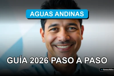 Hombre hispano sonriendo con confianza, fondo azul claro y abstracto.