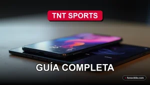 Un teléfono inteligente moderno y una tableta descansan sobre una mesa de madera clara, mostrando gráficos abstractos de colores, para ver deportes en vivo.