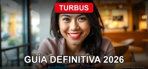 Una mujer sonriente consulta la aplicación de Turbus en su teléfono inteligente sobre un fondo moderno y minimalista.