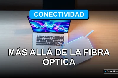 Una vista aérea de un moderno escritorio ejecutivo con una laptop abierta mostrando gráficos abstractos de datos y un router de última generación con luces LED azules, simbolizando la conectividad empresarial avanzada en Chile.