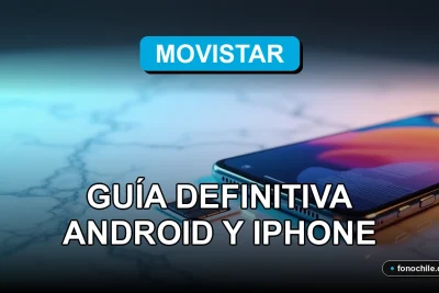 Configuración de APN de Movistar en un teléfono inteligente moderno sobre una mesa.