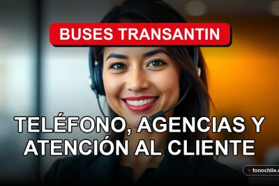 Agente de servicio al cliente de TranSantin sonriendo con auriculares, en una oficina moderna y luminosa.