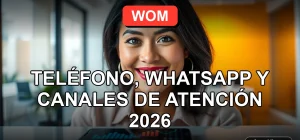 Mujer latina sonriente, representando el servicio al cliente de WOM, con un teléfono inteligente mostrando gráficos abstractos en su pantalla.