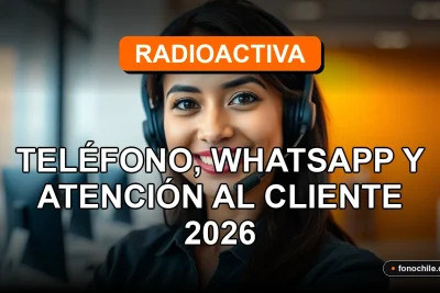 Un teléfono móvil moderno con pantalla de gráficos abstractos, sobre una mesa de madera clara, junto a auriculares. Atención al cliente de RadioActiva.