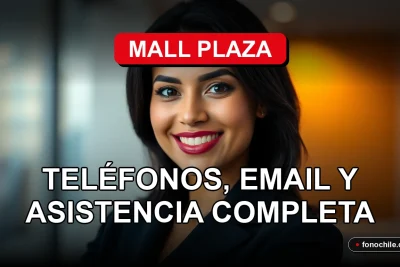 Mujer latina sonriente, representante de servicio al cliente de Mall Plaza, en un entorno corporativo moderno.