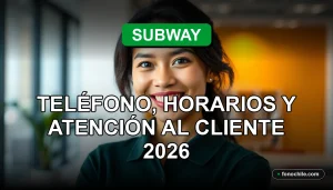 Mujer latina sonriente en un entorno moderno, representando el servicio al cliente de Subway Chile.