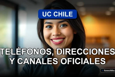 Joven profesional hispana sonriendo, representando el servicio de contacto de la Universidad Católica de Chile.