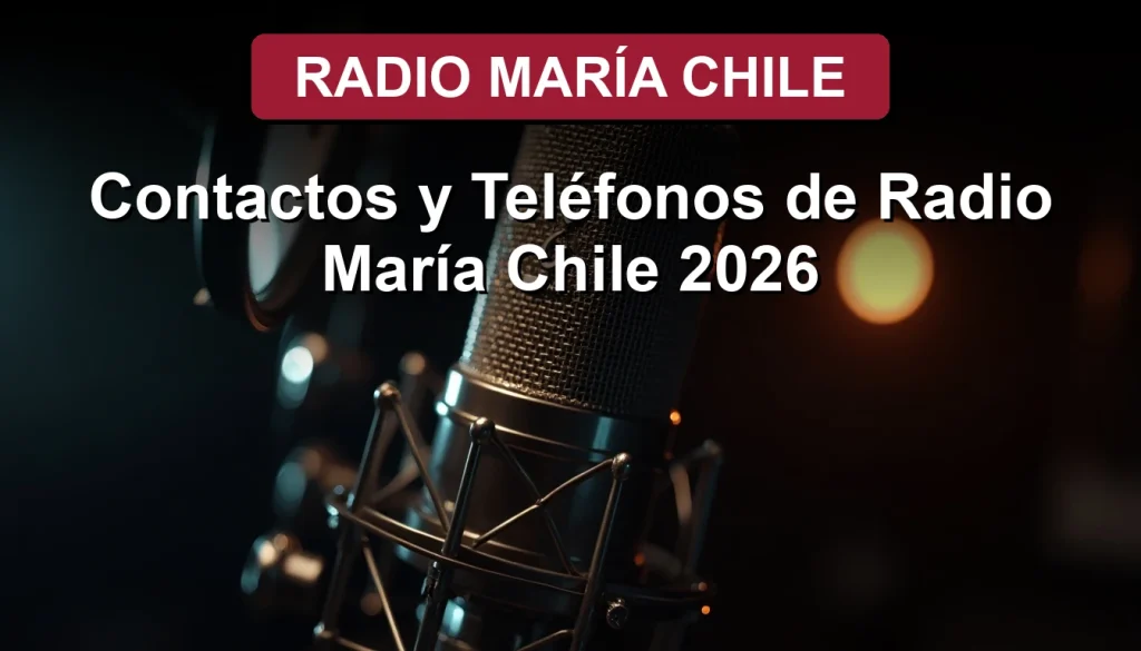 Un micrófono de estudio profesional sobre una mesa, con el logotipo de Radio María Chile al fondo desenfocado, representando la conexión radial y espiritual de 2026.