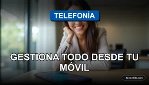 Una mujer latina sonríe con confianza mientras mira la cámara. Detrás, un teléfono móvil moderno reposa sobre un escritorio de madera clara, mostrando gráficos abstractos de colores en su pantalla.