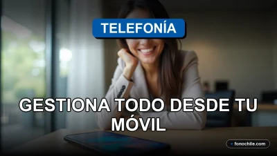 Una mujer latina sonríe con confianza mientras mira la cámara. Detrás, un teléfono móvil moderno reposa sobre un escritorio de madera clara, mostrando gráficos abstractos de colores en su pantalla.