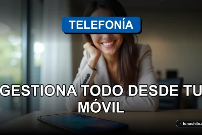 Una mujer latina sonríe con confianza mientras mira la cámara. Detrás, un teléfono móvil moderno reposa sobre un escritorio de madera clara, mostrando gráficos abstractos de colores en su pantalla.