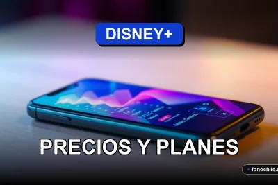 Un teléfono inteligente moderno descansa sobre una mesa de madera clara, su pantalla muestra gráficos abstractos y coloridos, con un fondo de luces suaves que evocan la fusión de dos servicios de streaming.