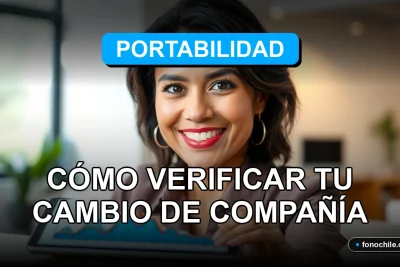 Una mujer hispana sonríe amablemente mientras verifica el estado de su portabilidad numérica en una tablet, sobre un fondo moderno y profesional.