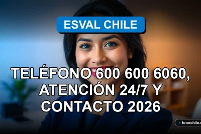 Una mujer hispana sonriendo, representando el servicio al cliente 24/7 de Esval Chile, con un teléfono inteligente en modo silencioso sobre una mesa limpia al fondo.