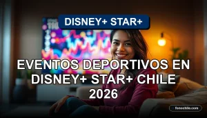 Una mujer latina sonríe mientras mira un evento deportivo en su televisor, transmitido por Disney+ Star+ en Chile.