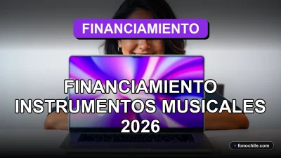 Una mujer hispana sonríe mientras ve un portátil con gráficos abstractos sobre financiamiento para instrumentos musicales.