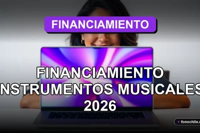 Una mujer hispana sonríe mientras ve un portátil con gráficos abstractos sobre financiamiento para instrumentos musicales.