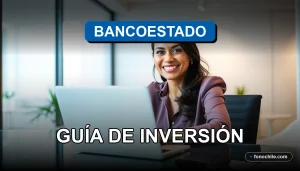 Una mujer sonriente revisando gráficos de inversión en una pantalla de computador portátil en una oficina moderna.