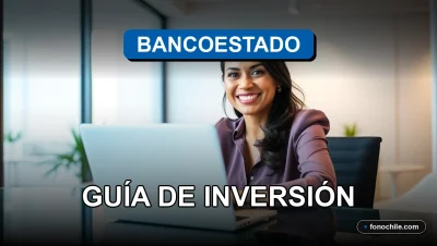 Una mujer sonriente revisando gráficos de inversión en una pantalla de computador portátil en una oficina moderna.