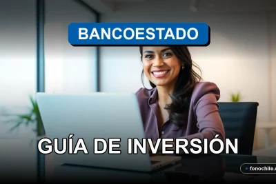 Una mujer sonriente revisando gráficos de inversión en una pantalla de computador portátil en una oficina moderna.