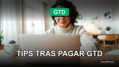 Una mujer revisando gráficos financieros abstractos en su laptop, planeando su presupuesto tras pagar su factura de telecomunicaciones.