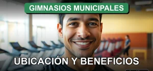 Un hombre hispano sonríe frente a la cámara en un gimnasio municipal de Santiago, con equipos modernos y un ambiente limpio al fondo.