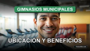 Un hombre hispano sonríe frente a la cámara en un gimnasio municipal de Santiago, con equipos modernos y un ambiente limpio al fondo.