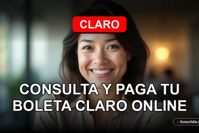 Una mujer latina sonríe amablemente mientras mira a la cámara, representando el servicio al cliente de Claro.