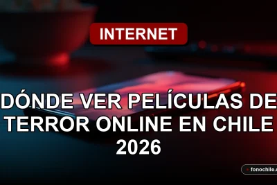 Guía definitiva para ver películas de terror en streaming en Chile, con un teléfono inteligente mostrando una interfaz abstracta sobre una mesa.