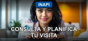 Una mujer consultando los horarios de atención del INAPI 2026 en su computador portátil.