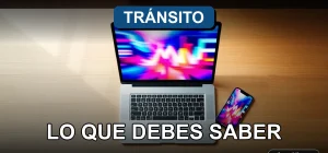 Una persona revisando información sobre la nueva Ley de Tránsito de Chile en una pantalla con gráficos abstractos.