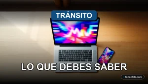 Una persona revisando información sobre la nueva Ley de Tránsito de Chile en una pantalla con gráficos abstractos.