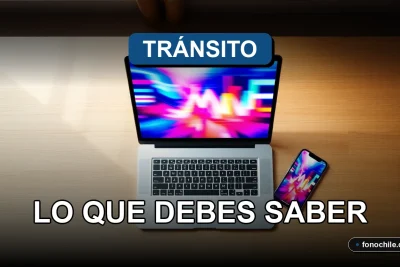 Una persona revisando información sobre la nueva Ley de Tránsito de Chile en una pantalla con gráficos abstractos.